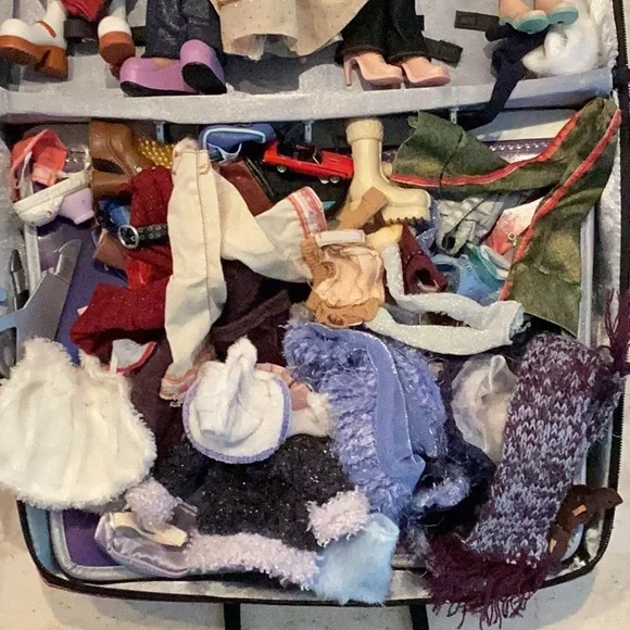 Bratz Dolls & Case & Clothes Lot Of 5 Doll Vintage Collectibles Collection Set - Picture 4 of 16